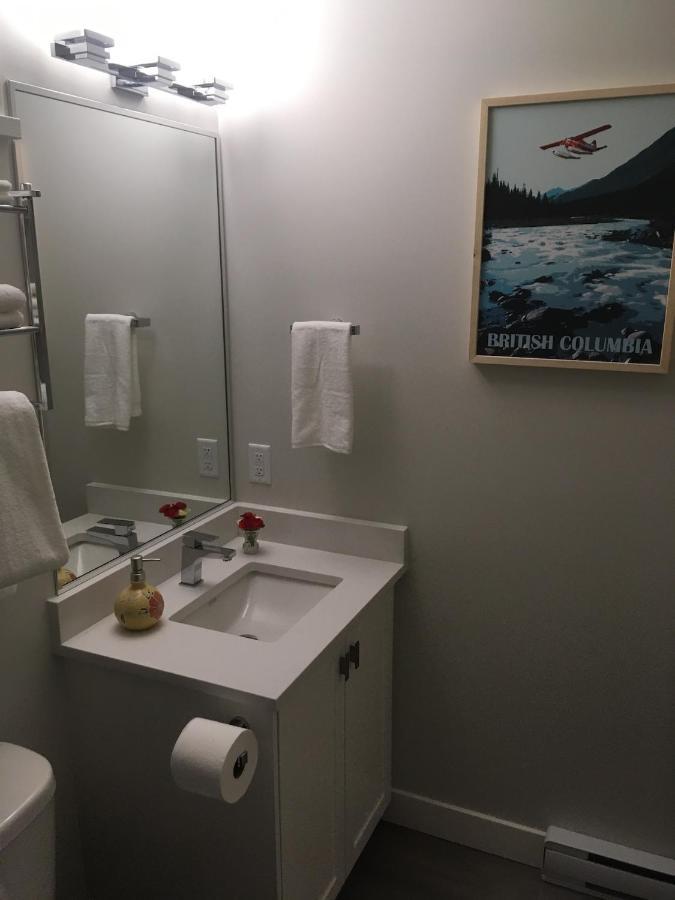 Mollys Cottage-The Suite On Vancouver Island Near Yyj Airport And The Wa And Bc Ferries North Saanich エクステリア 写真