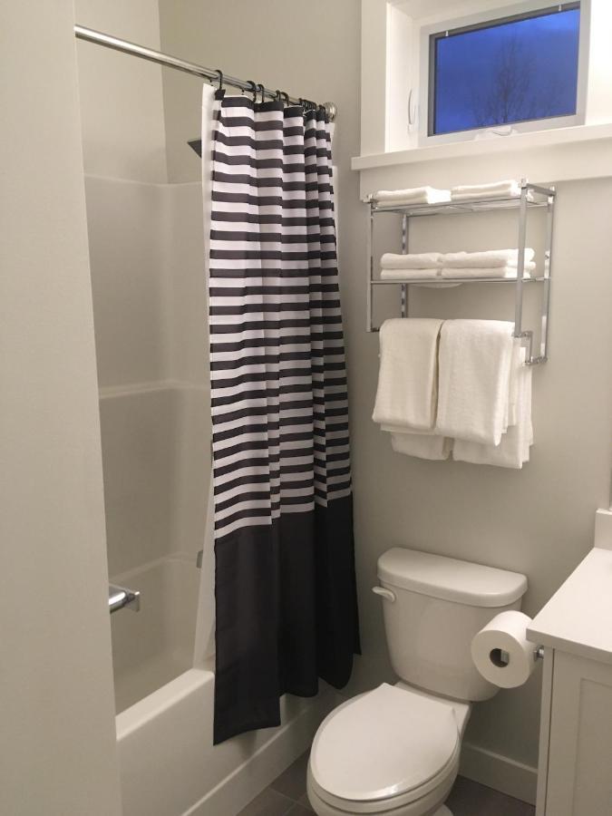 Mollys Cottage-The Suite On Vancouver Island Near Yyj Airport And The Wa And Bc Ferries North Saanich エクステリア 写真